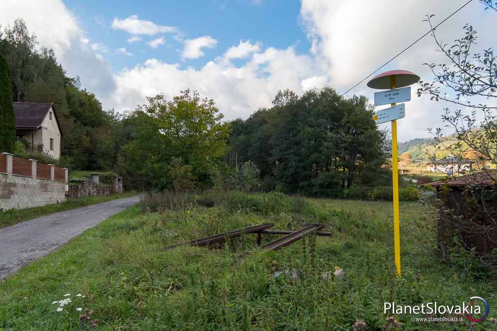 Po žltej značke. Doviedla nás až na vrchol Buchlova. Najskôr sme šli dlho po asfaltke vhodnej na beh.