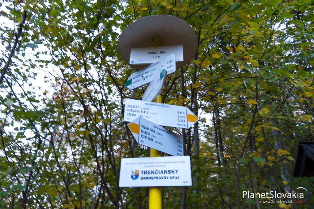 Smerovník na Zadnej lúke. Žiaľ kvôli šeru sa nám fotka tunajšieho minitáboriska rozmazala. Našli sme tu však ohnisko i jednoduché posedenie.
