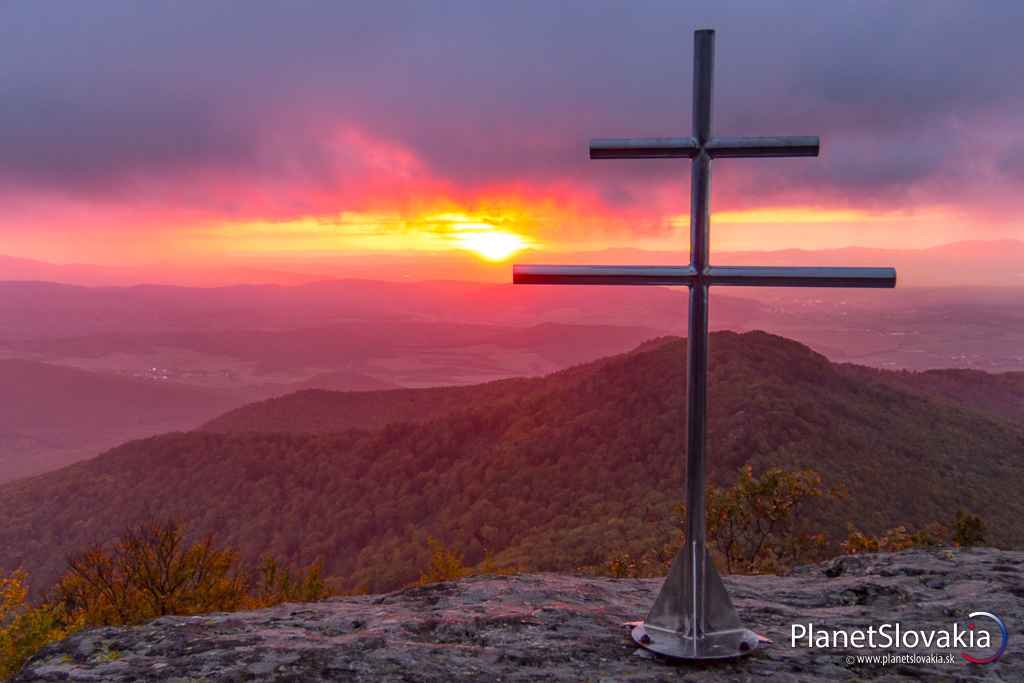 Pohľad z Buchlova na sever. Obloha sa sfarbila na neuveriteľný odtieň fialovo-purpurovej.