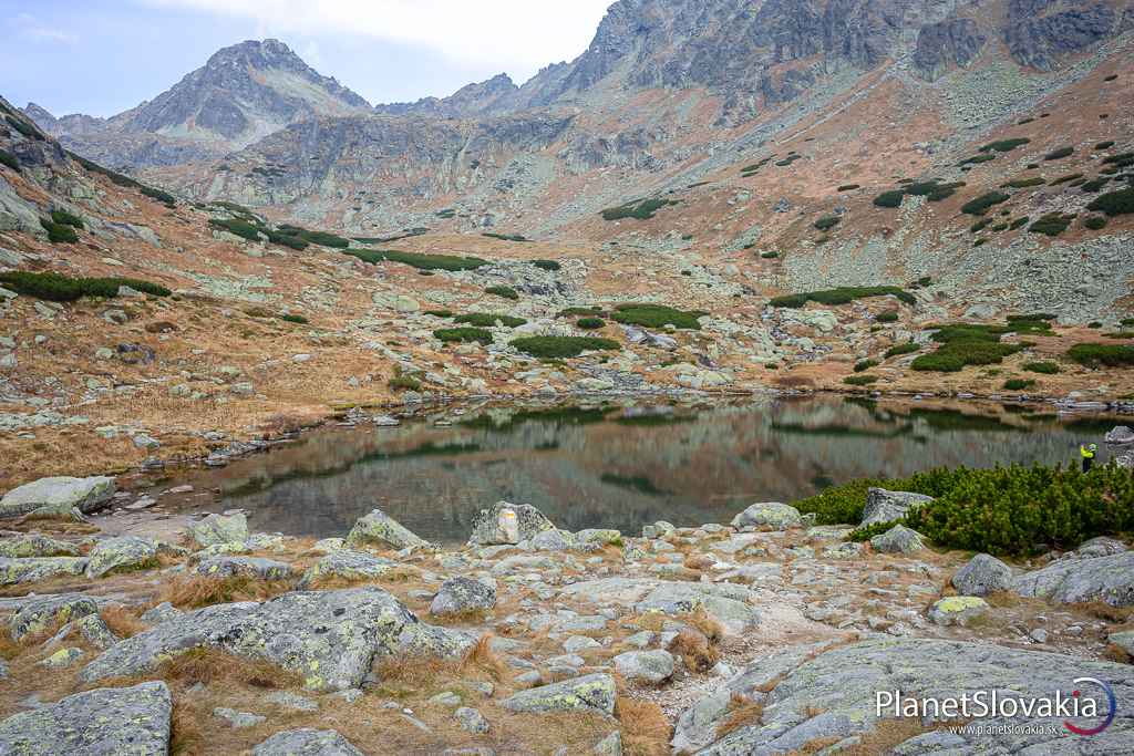 Pleso nad Skokom. Ak sa rozhodnete vystúpiť nad prvý skalný prah, nad vodopádom Skok, za odmenu si budete môcť vychutnať pohľad na Pleso nad Skokom.