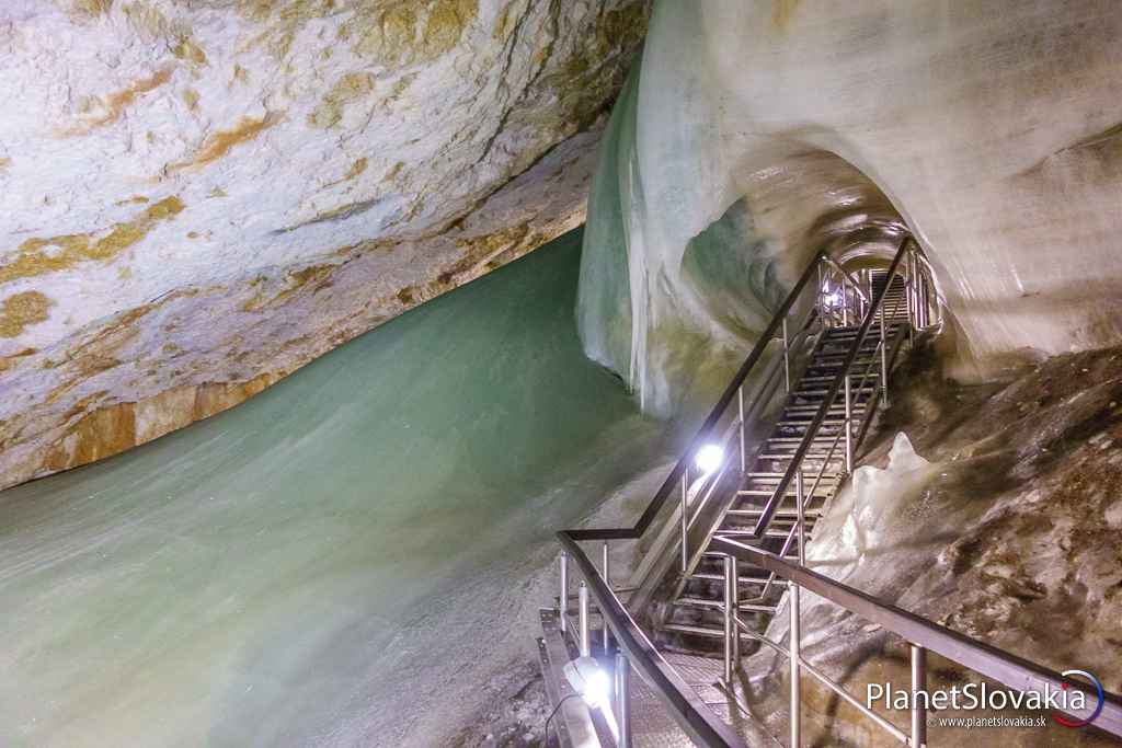 Priechod tunelom v ľade. Na trase je ich hneď niekoľko, čím prehliadka získava na zaujímavosti.