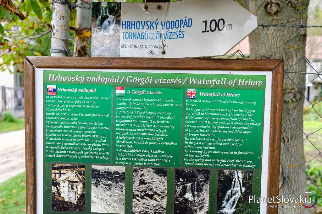Infopanel o Hrhovskom vodopáde so smerovou šípkou, ktorá vás odnaviguje správnym smerom. V obci sme natrafili na niekoľko takých smerovníkov.