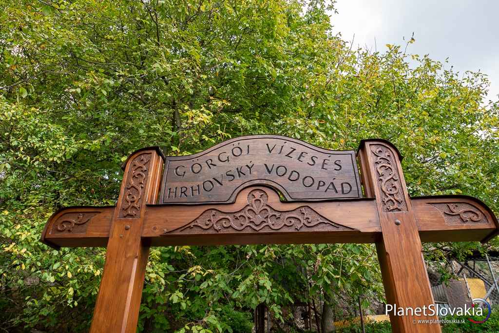 K Hrhovskému vodopádu sa dostanete cez menšiu drevenú vstupnú bránu.