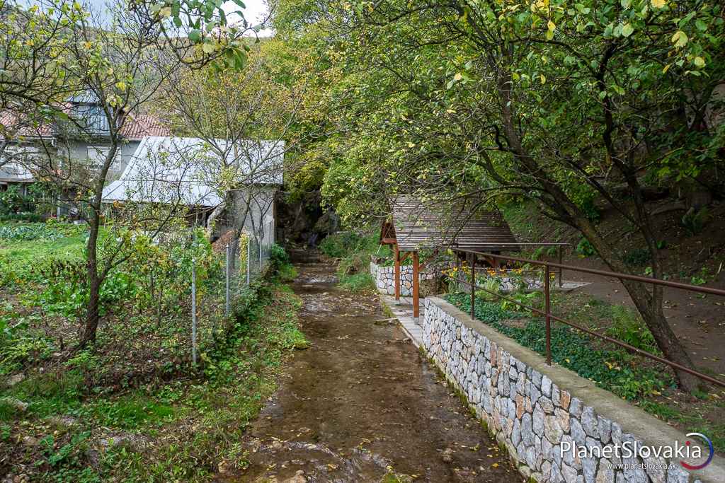 Riečka Fej, ktorou je napájaný Hrhovský vodopád. Neskôr sa vlieva do Hrhovských rybníkov, ktoré sa nachádzajú južne pod obcou Hrhov.