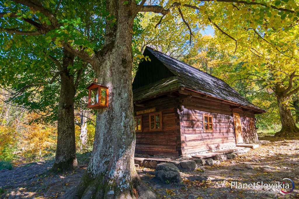 Drevenička na Podžiari. Na mieste ich nájdete niekoľko. Na tejto si môžete všimnúť nápis Koliba Podžiar.