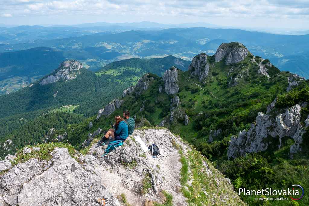 Romantika na Veľkom Rozsutci. Výstup na vrchol tohto obľúbeného kopca cez Jánošíkove diery je sám o sebe nádherný, výhľady zvrchu sú už len čerešničkou na torte.