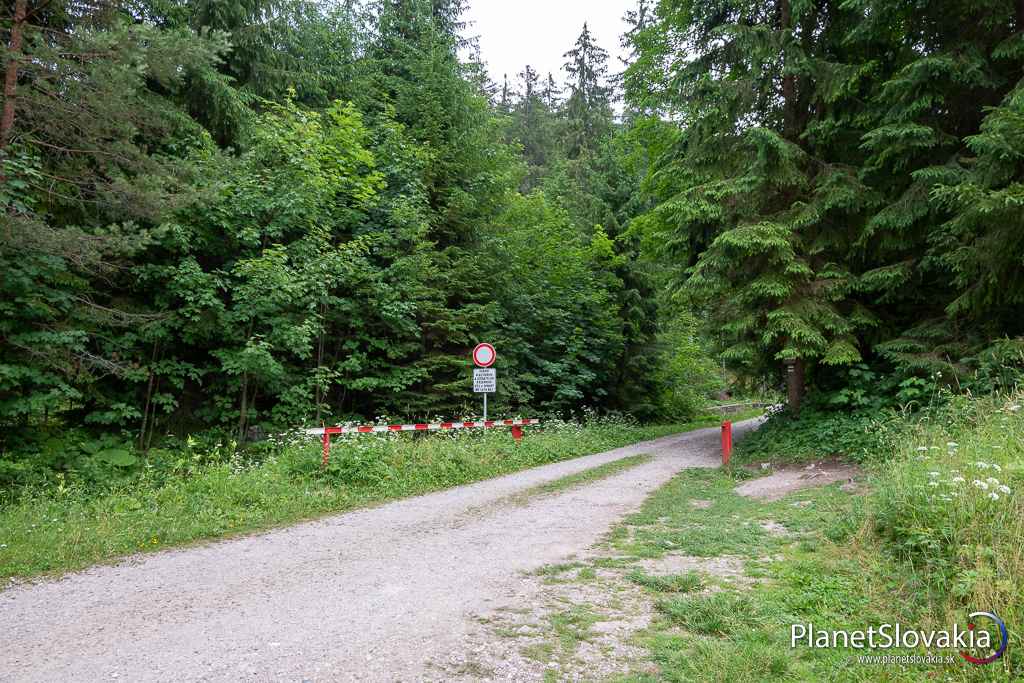 Hoci priamo k Blajzlochu vedie kvalitná cesta, platí tu zákaz vjazdu.