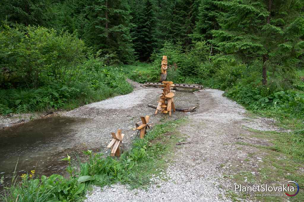 Pred vstupom na ostrov jazera sa nachádzajú takéto drobné drevené mlyny a sochy.