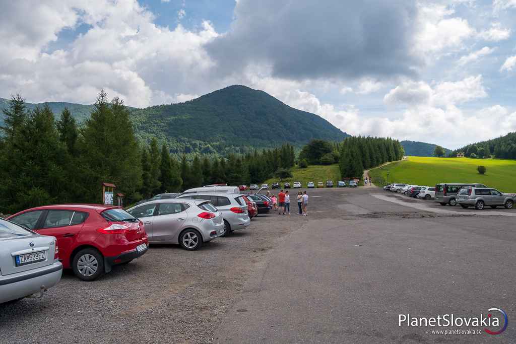Parkovisko vo Fačkovskom sedle. Parkovisko je veľké a slúži ako východiskový bod na túru na Kľak. V zime tu zas parkujú ľudia, čo si sem prišli zalyžovať, keďže sa neďaleko nachádzajú zjazdovky s lyžiarskymi vlekmi.