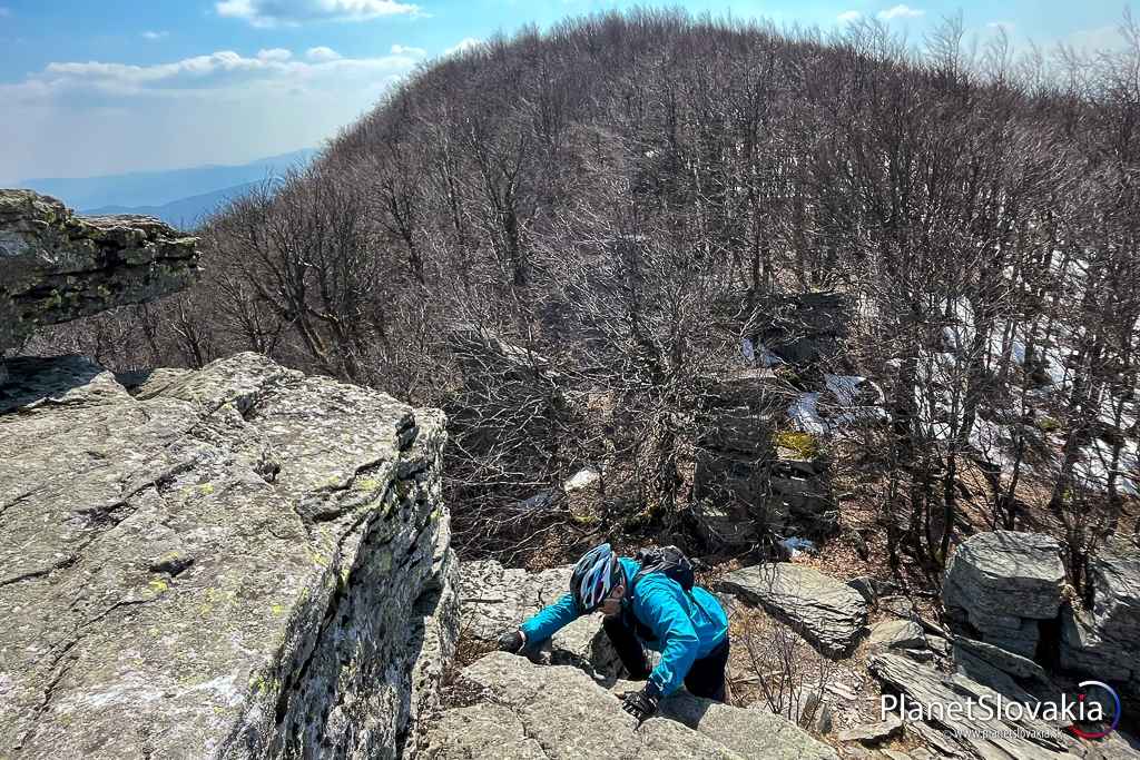 Driapanie sa na Kláštorskú skalu po dobrých stupoch aj chytoch. Z cyklistiky plynule prechádzame do lezenia.