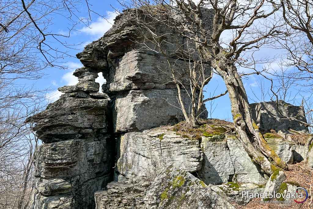 Skalné okienko na Kláštorskej skale.