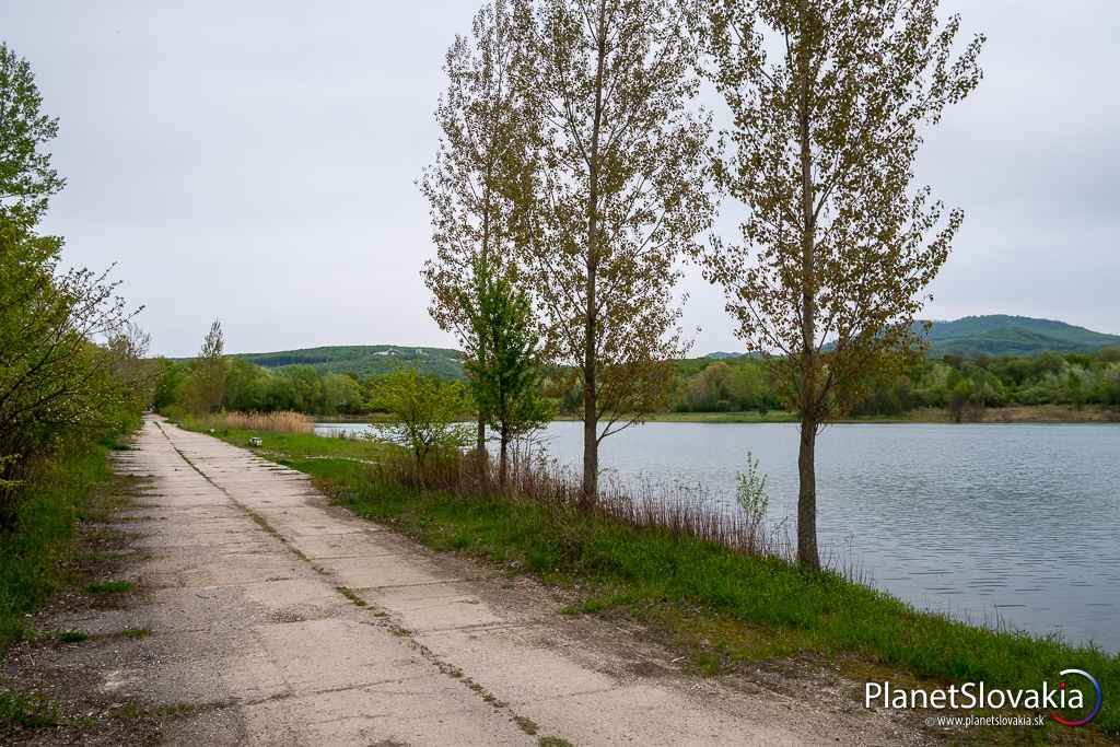 Promenáda. Jednou časťou Konopísk vedie široká, betónová cesta. Preto sa sem bez problémov dostanú aj cyklisti.