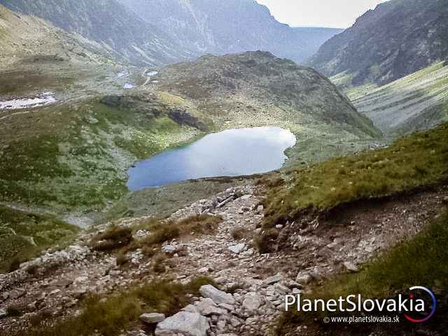Pod Veľkým Hincovým plesom sa nachádza Malé Hincovo pleso a Satanove plieska.