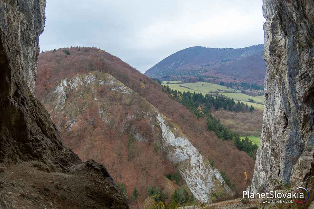 Pohľad na protiľahlý vrch Drieňovka z Kostoleckého dómu.
