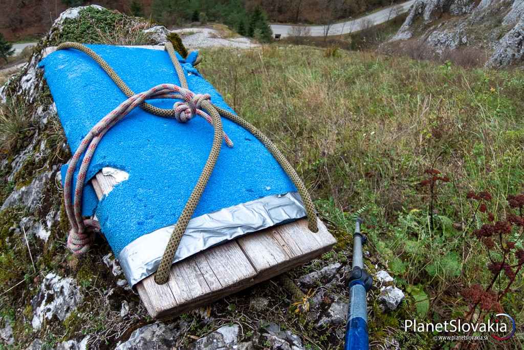 Lezecká sedačka zanechaná pod klenbou Kostoleckého dómu.