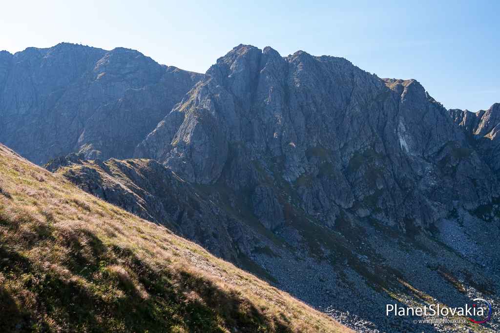 Ludárova veža a Ludárova kopa. Z hrebeňa Ludárovej hole je Ludárova veža takmer nerozpoznateľná.