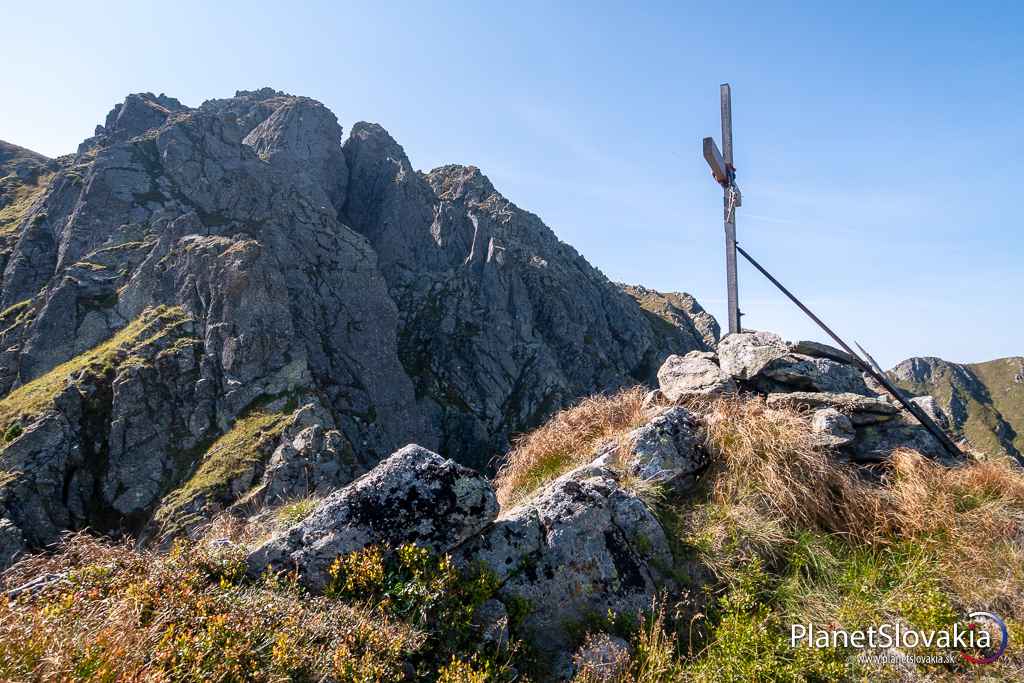 Skalnato-trávnatý vrchol Ludárovej veže. Krásny, opustený kúsok hôr, mimo turistických más.