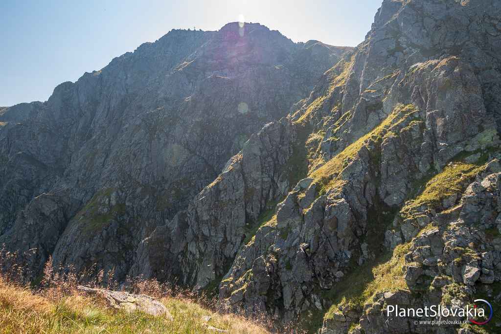Severná steny Ďumbiera z Ludárovej veže. V zime je v nich množstvo možností na lezenie.