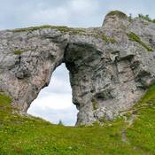 Skalné okno Ohnište - top pohľad na Nízke Tatry cez najväčšie skalné okno Slovenska