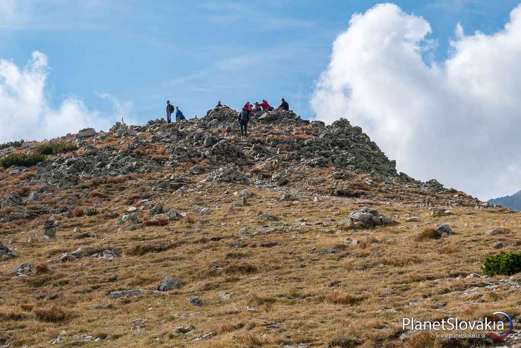 Vrchol Ostrvy zo Sedla pod Ostrvou. Na vrch turistická značka nevedie, no zo sedla je to len minútka-dve chôdze. Stálo by to za hriech tam skočiť :).
