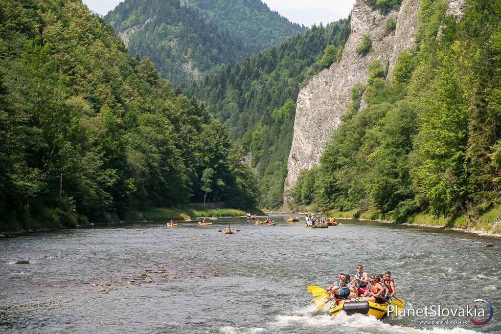Splav Prielomom Dunajca patrí k najzaujímavejším možnostiam ako spoznať toto krásne miesto. Vybrať si môžete raft, alebo tradičnú drevenú plť.