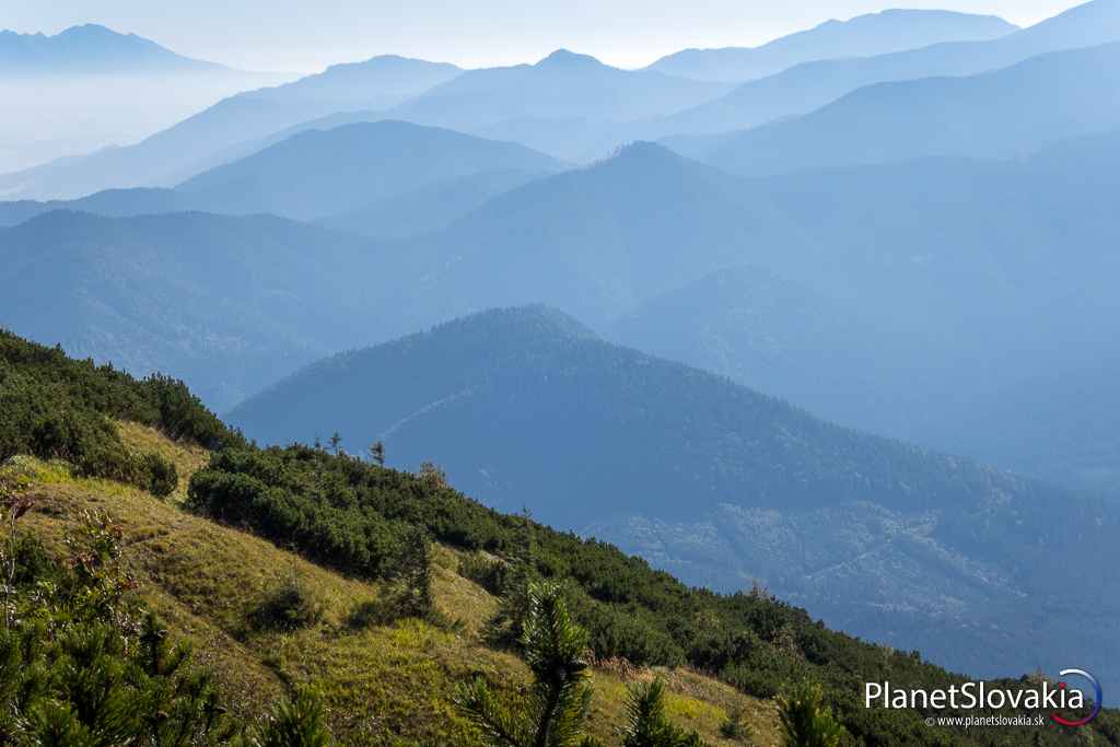 More bočných hrebeňov. Až na Salatíne si uvedomíme, koľko bočných rázsoch majú Nízke Tatry.