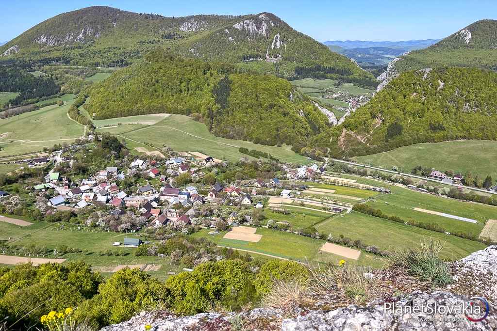 Výhľad zo skaly Bosmany na obec Kostolec a lokalitu Manína.