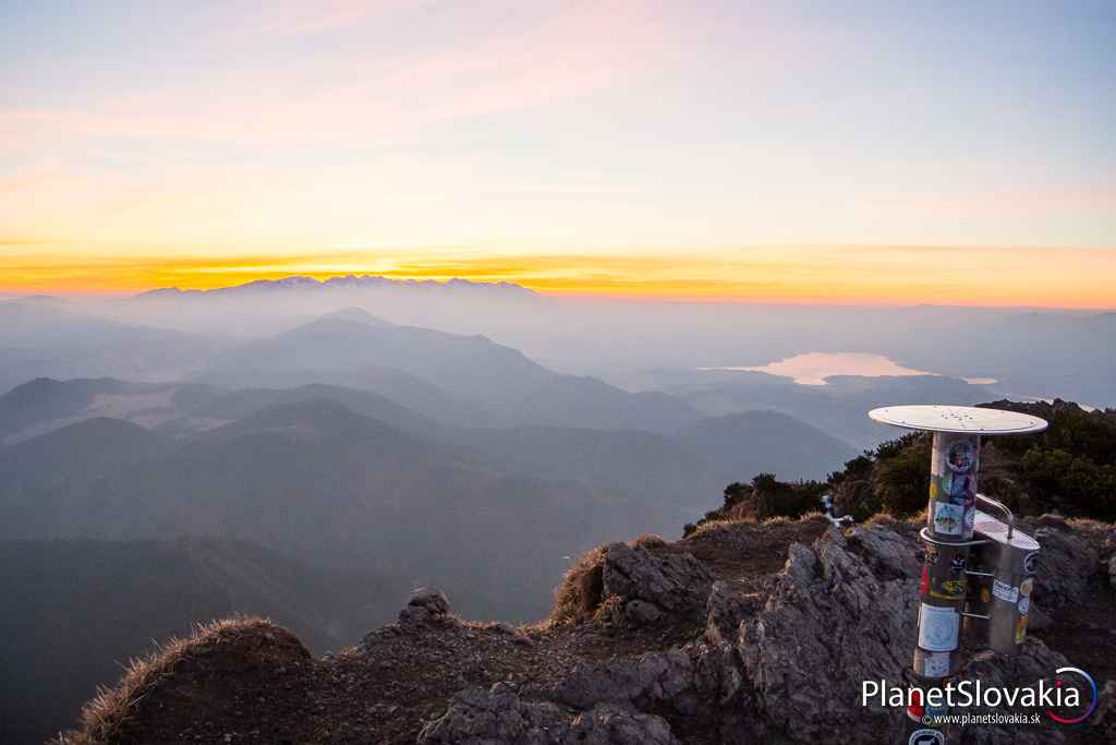 Skorý ranný výhľad z Veľkého Choča. Na obzore Západné Tatry a v doline Liptovská Mara.