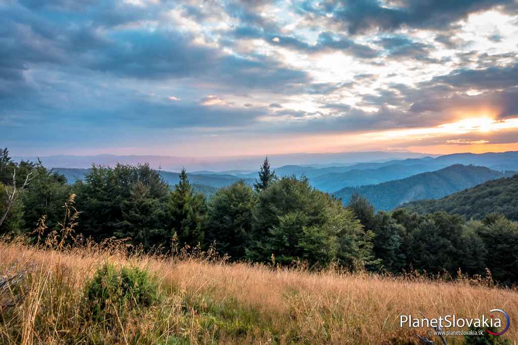 Výhľad z Veľkej Javoriny. Vrch leží hneď nad prírodnou rezerváciou Vlčia.