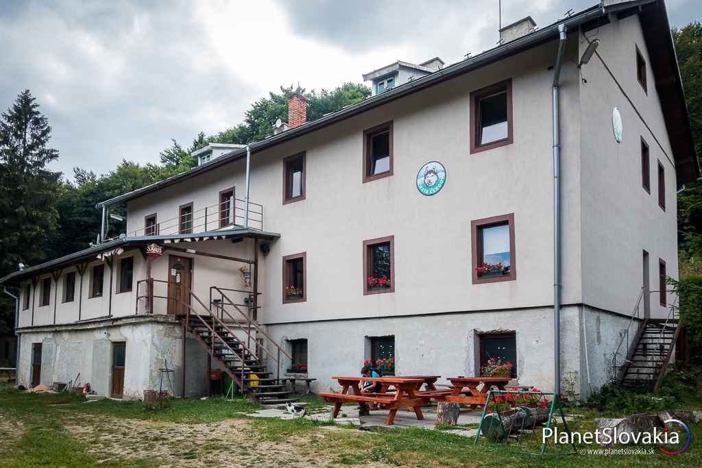 Ak ste sa vybrali do Vlčej cez sedlo Čergov, narazíte na takúto chatu. Našu prítomnosť nám tu spríjemňovali dve mačky :)