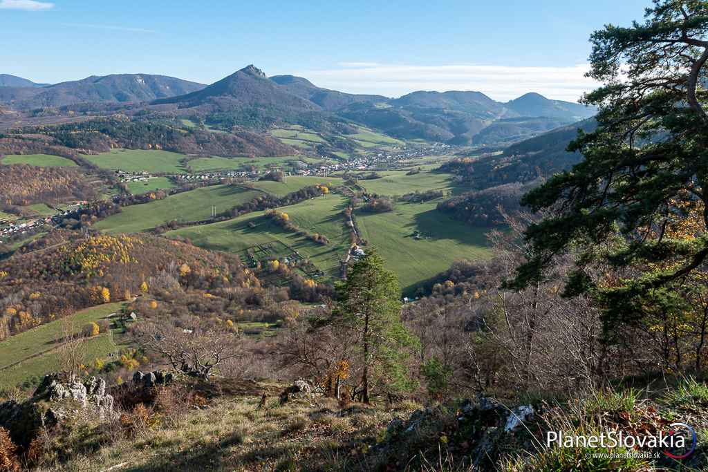 Výhľad z Vlčinca na charakteristickú krajinu Strážovských vrchov. Pohľady na Hornú Porubu a Vápeč.