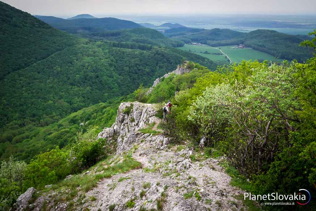 Pri túre zo Zárub na Ostrý Kameň sa vám pred hradom poskytne pekný pohľad na karpatské kopce a na záhorie. V pozadí je zrúcanina hradu Ostrý Kameň.