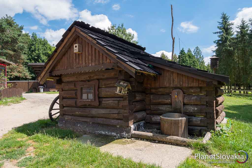 Drevenička. Budovy na biofarme sú typické svojim retro-vzhľadom. Pôsobí to veľmi milo, až folklórne :)