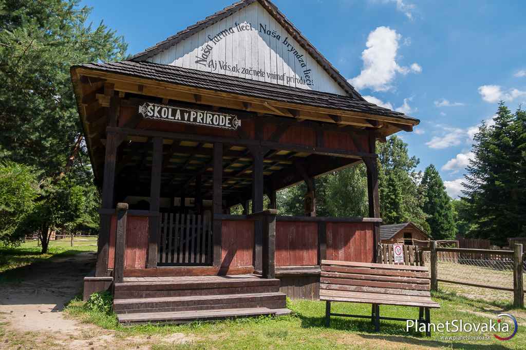 Škola v prírode. Areál biofarmy sa počas leta využíva aj na vzdelávacie účely pre školy a škôlky.