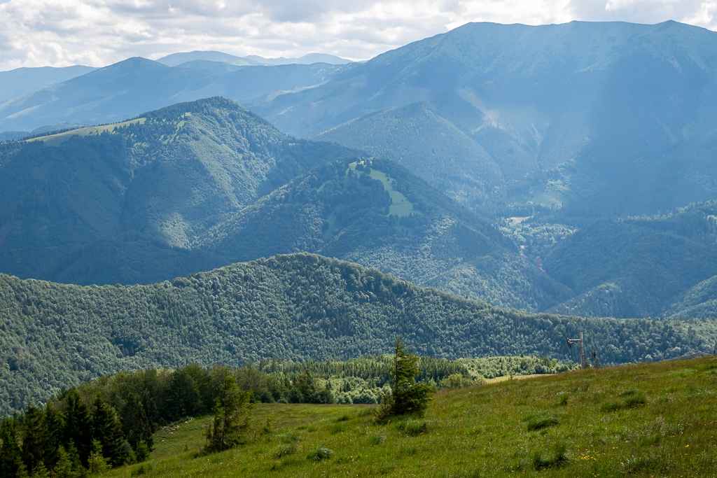 Výhľady z Novej hole na kopce Veľkej Fatry a Nízkych Tatier.