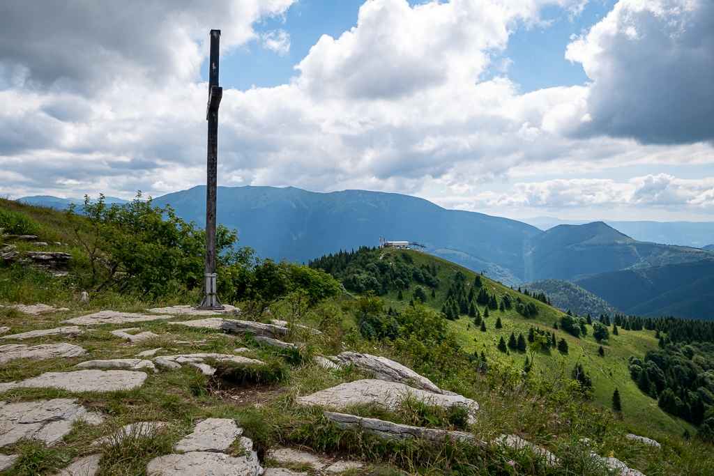 Výhľady z vrchu Zvolen sú najlepšie práve z tejto vyhliadky, nachádzajúcej sa v tesnej blízkosti vrcholu. Vzadu možno vidieť lanovku na Novej holi smerom z Donovál.