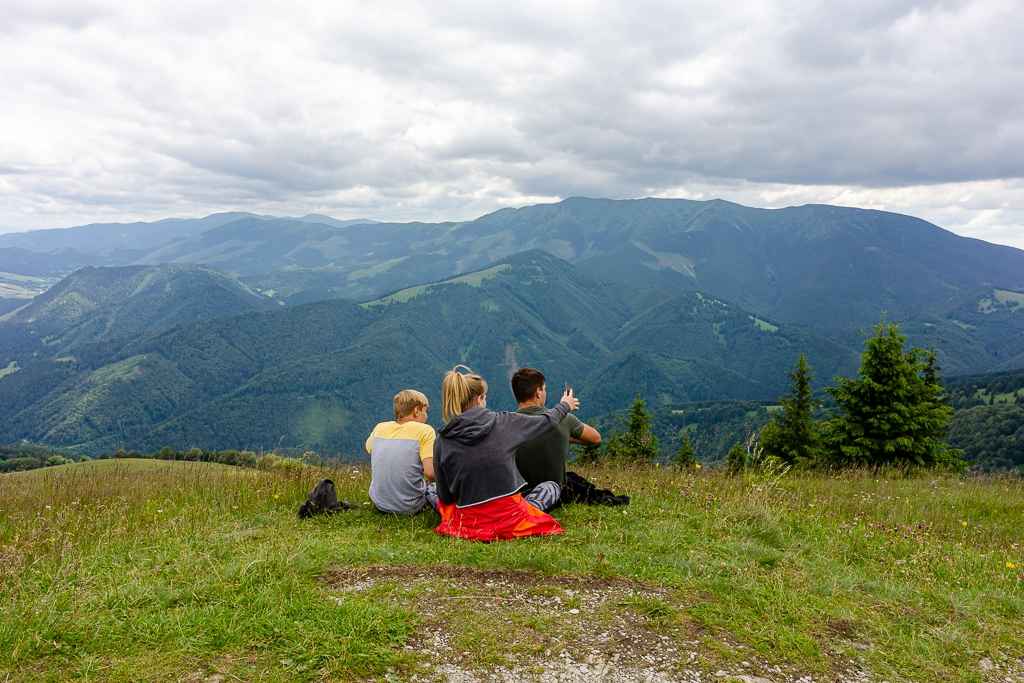 Pohoda na Malom Zvolene. Z Donovál si sem viete spraviť peknú poldňovú túru. Čas si viete skrátiť využitím lanovky na Novú hoľu.