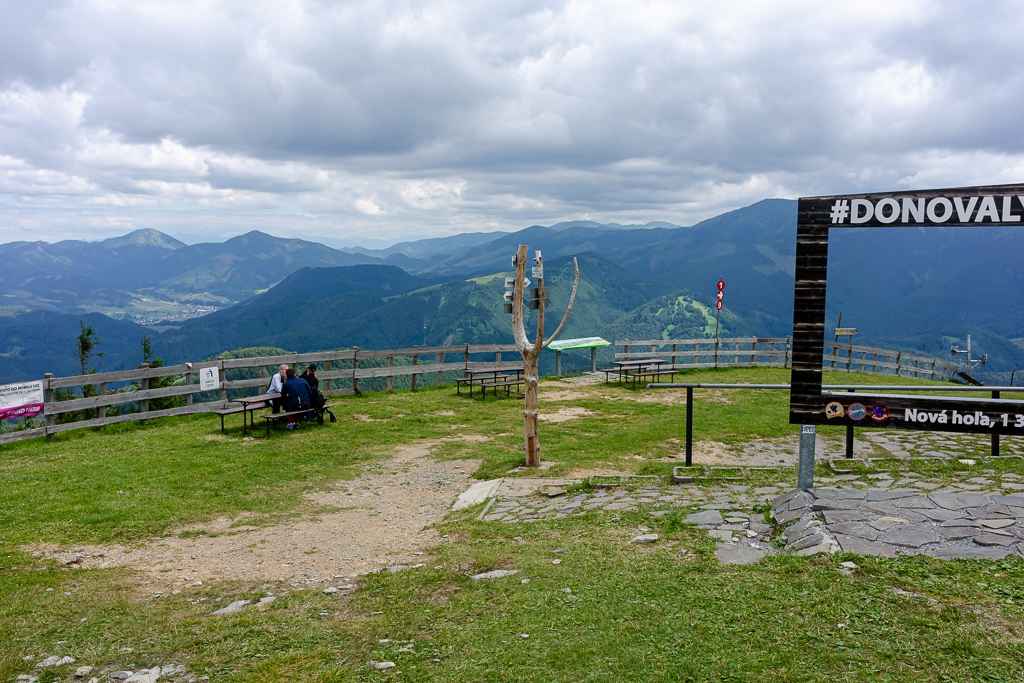 Lokalita Novej hole nad Donovalmi, kam sa dostanete i lanovkou. Mieste je tiež obľúbené medzi paraglajdistami.