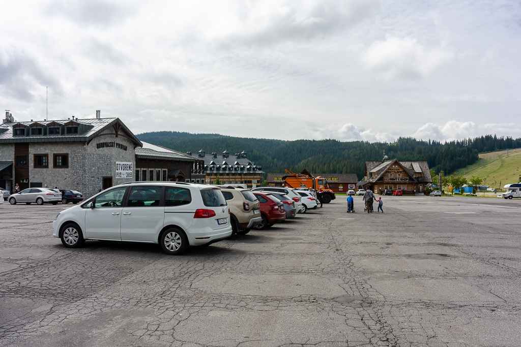 Hlavné parkovisko na Donovaloch pri hlavnej ceste. Môžete sa tu občerstviť v napr. Donovalskom pivovare, či v Kolibe Goral.