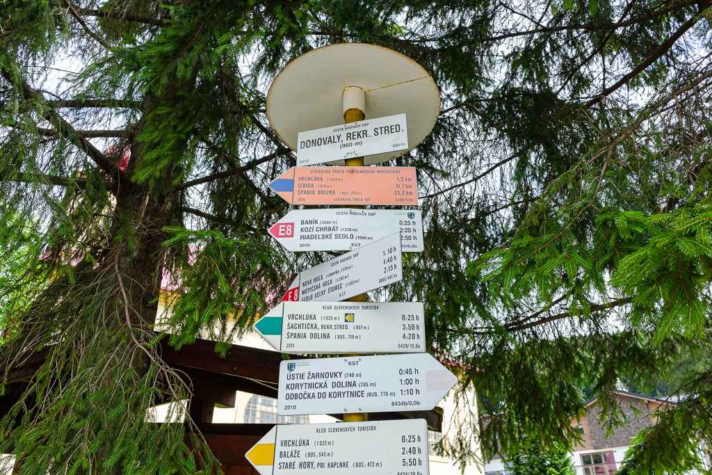 Smerovník uprostred rekreačného strediska Donovaly. Miesto ponúka bohaté možnosti na turistiku, ale i horskú cyklistiku.