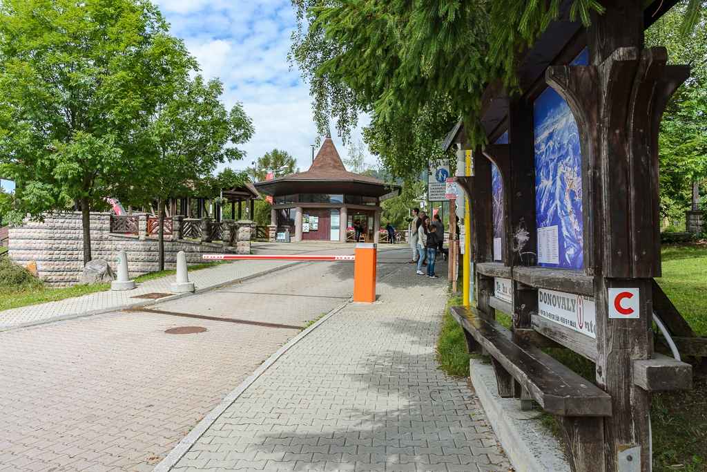 Prechádzka rekreačným strediskom je bezproblémová, pokojne i s detským kočiarom.