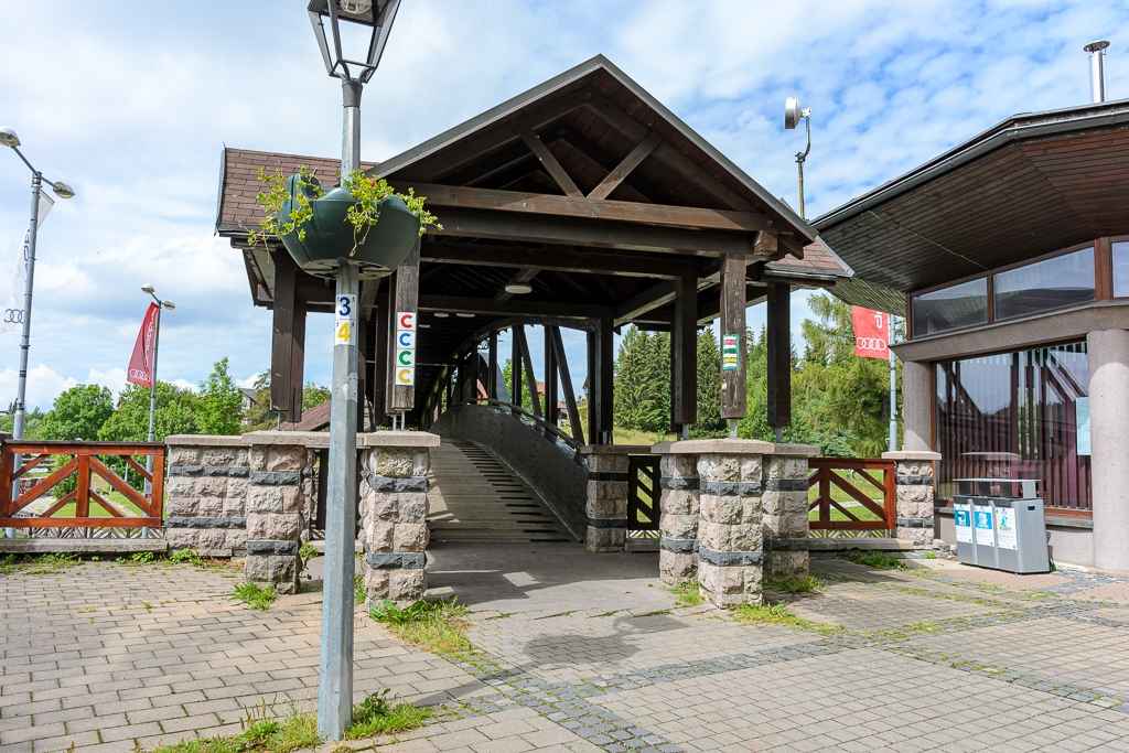 Lávka vedúca ponad hlavnú cestu, ktorá prechádza Donovalmi z Ružomberka do Banskej Bystrice.