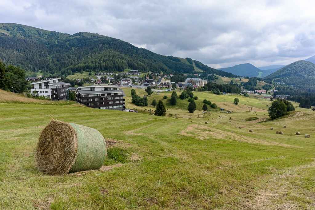 Južná časť Donovál ponúka pekné výhľady na rekreačné stredisko. Je tu i niekoľko lyžiarskych vlekov.