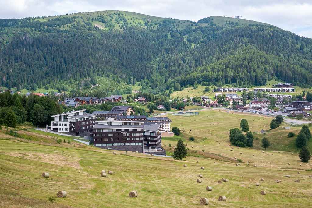 Lyžiarske a rekreačné stredisko Donovaly. Ponúka bohaté možnosti na športové i turistické aktivity počas celého roka.