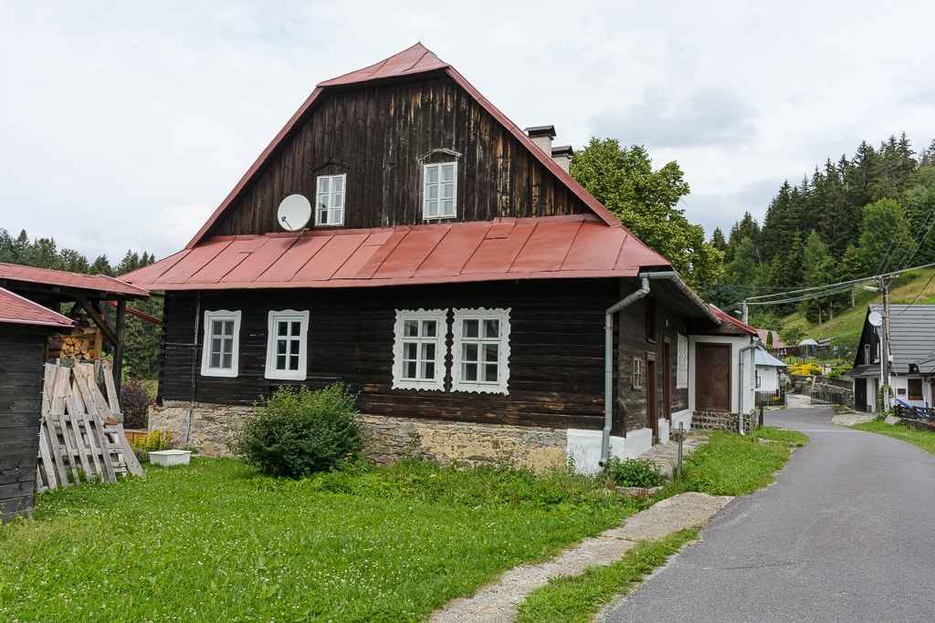 Horská osada Bully. Môžete si sem spraviť kratšiu prechádzku z rekreačného strediska.