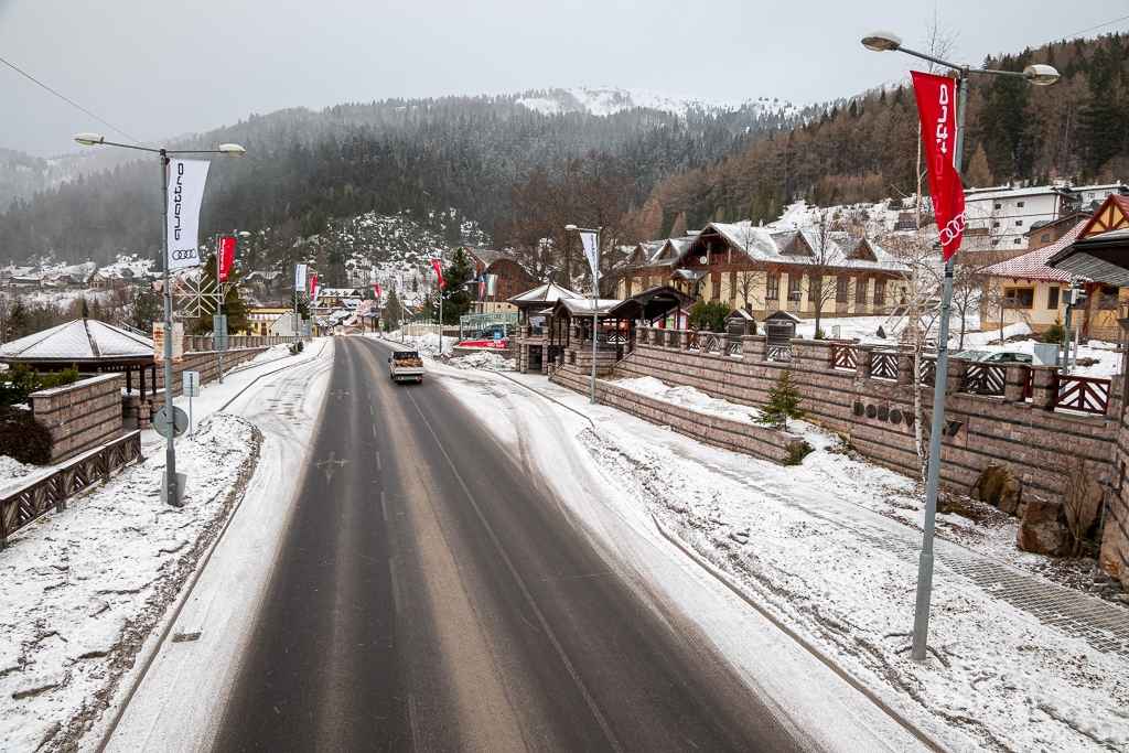 Hlavná príjazdová cesta na Donovaly. Prísť sem za zhoršeného počasia v zime môže byť vcelku zážitok.