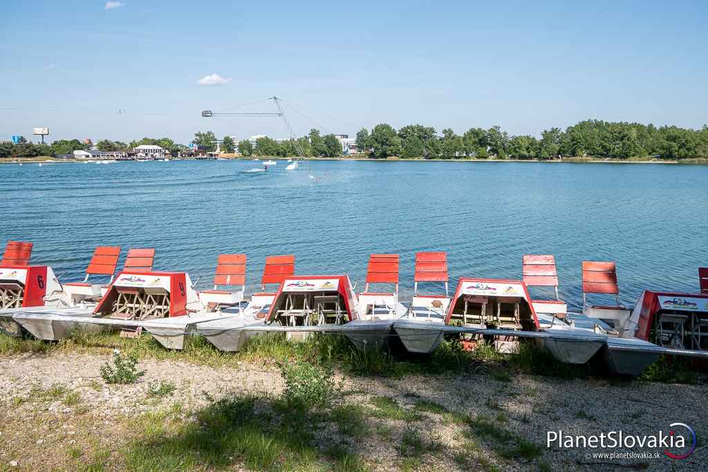 V rekreačnom stredisku si možno zapožičať vodné bicykle, paddleboardy, či kajaky.