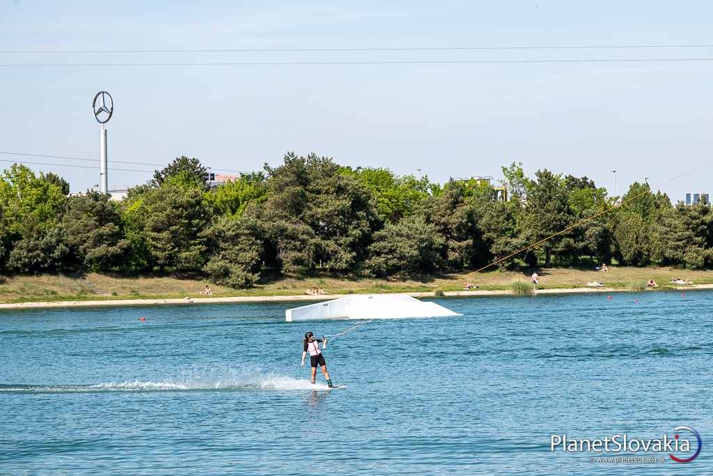 Na jazere Zlaté piesky môžete vyskúšať wakeboarding.