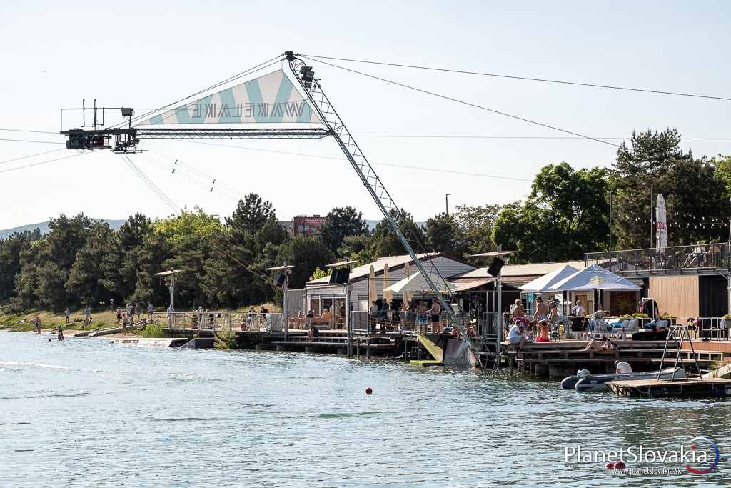 Športový a voľnočasový areál Wakelake, kde si môžete zapožičať wakeboard, prípadne tu skočiť do baru a oddýchnuť si na lehátku.