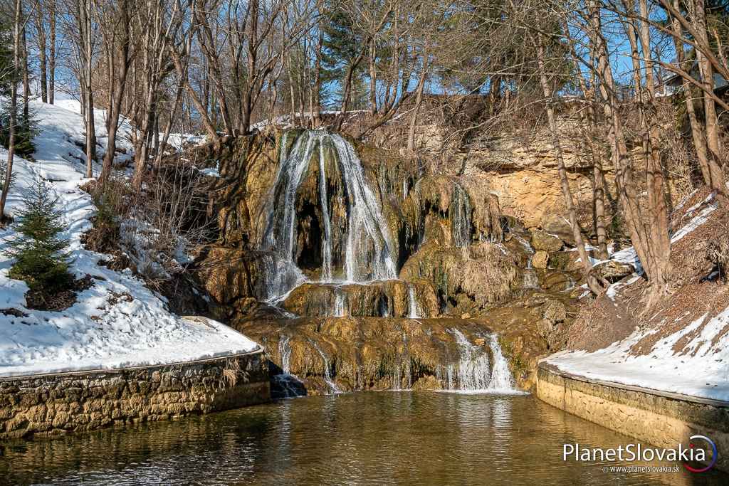 Vodopád v Lúčkach je najznámejšou prírodnou atraktivitou v obci.